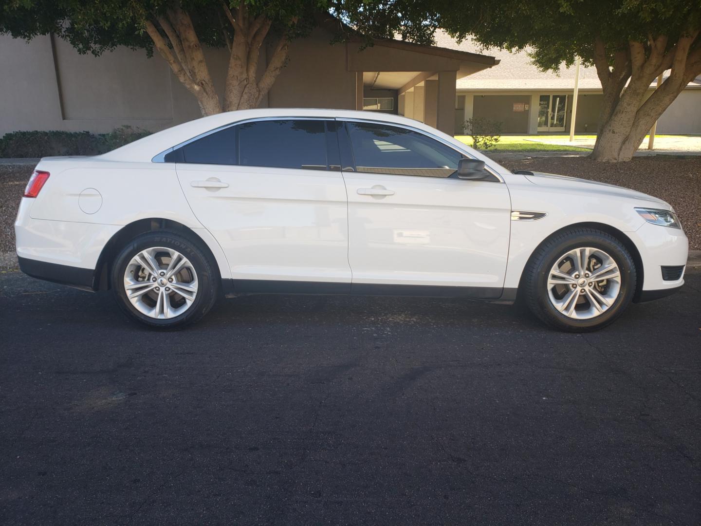 2018 WHITE /Tan and black Ford Taurus SE FWD (1FAHP2D83JG) with an 3.5L V6 DOHC 24V engine, 6A transmission, located at 323 E Dunlap Ave., Phoenix, AZ, 85020, (602) 331-9000, 33.567677, -112.069000 - Photo#4